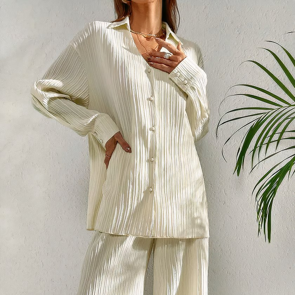 Chemise longue du pyjama beige portée à la maison au début du moment de détente