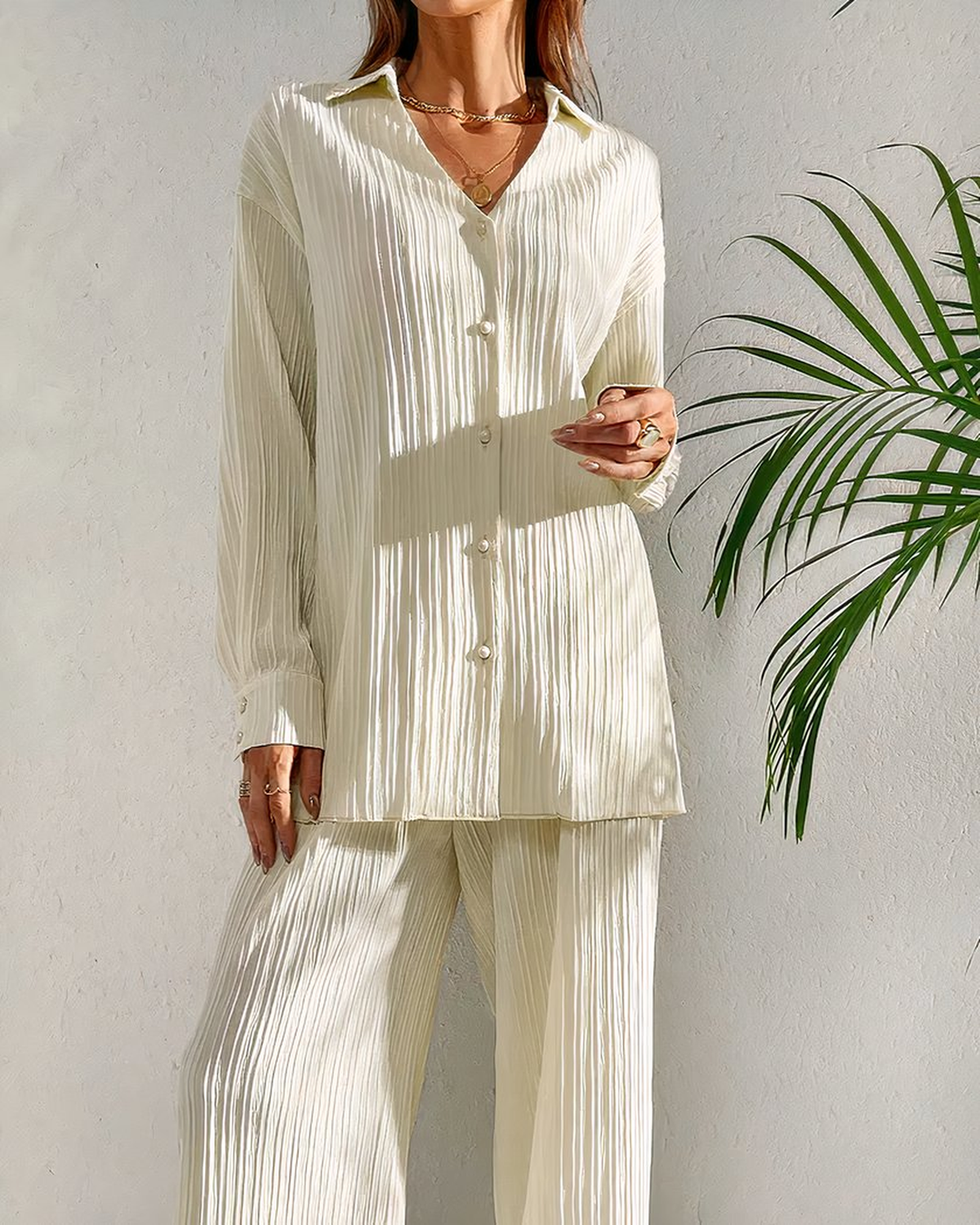 Vue de face de la chemise boutonnée et du pantalon ample beige