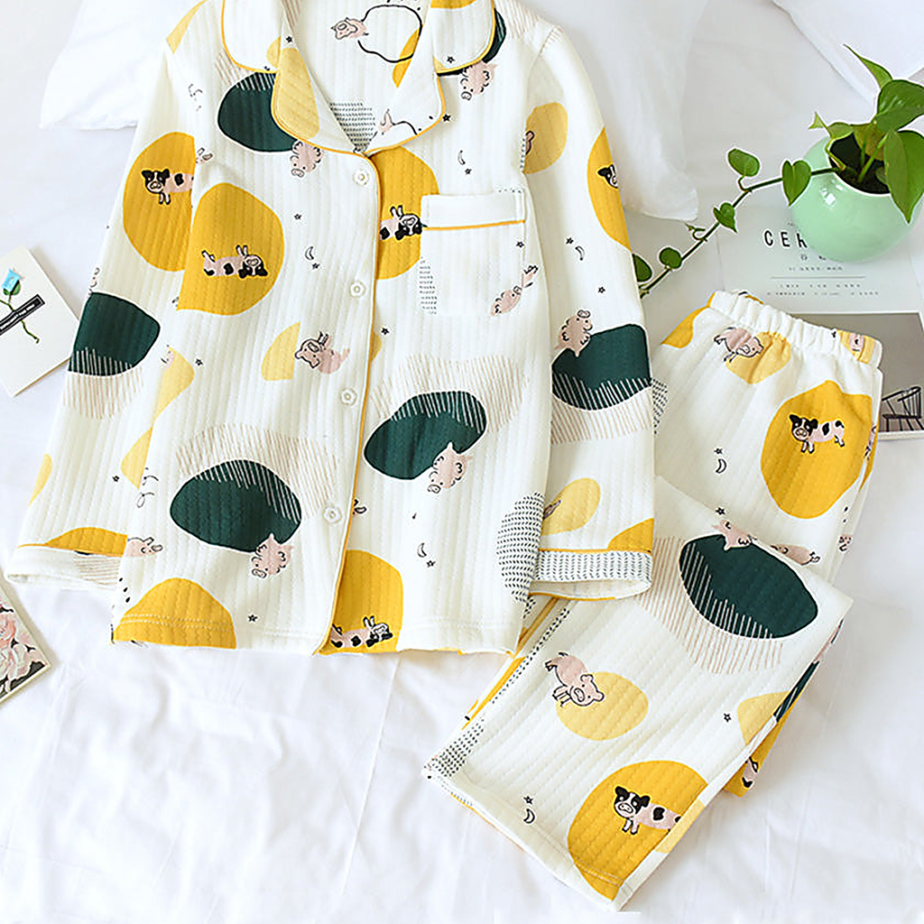 Vue à plat de la veste et du pantalon du pyjama à imprimés animaux