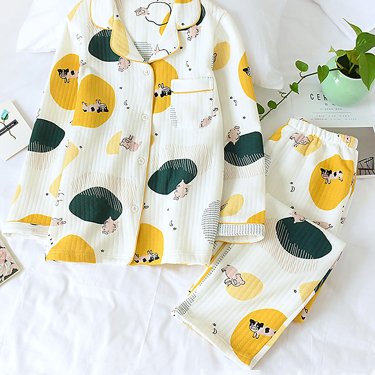 Vue à plat de la veste et du pantalon du pyjama à imprimés animaux Image