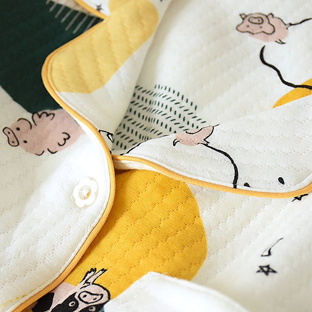 Gros plan sur le col et les motifs animaux du pyjama deux pièces