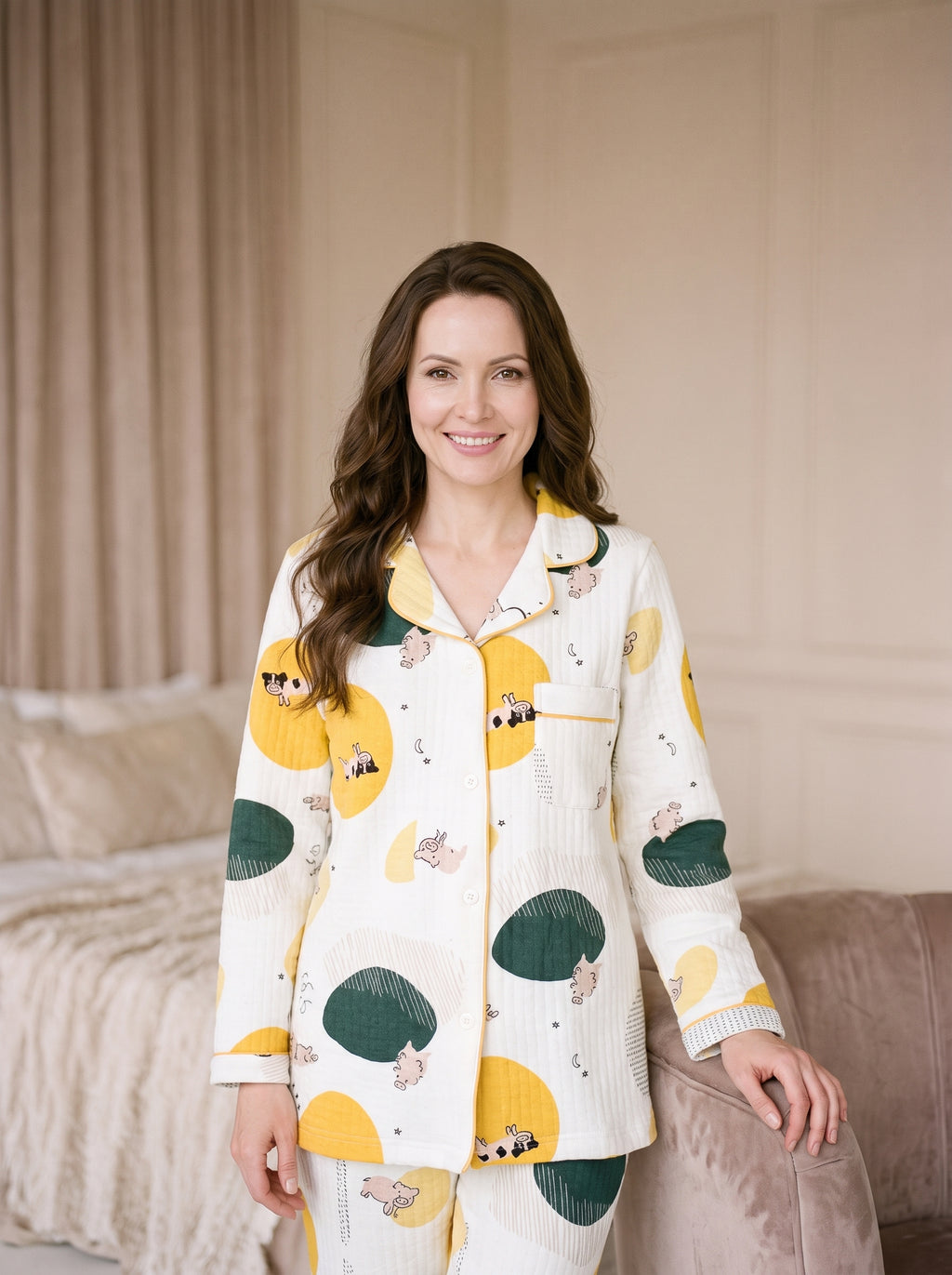 Femme souriante portant le pyjama d’hiver à imprimés animaux dans une chambre boudoir