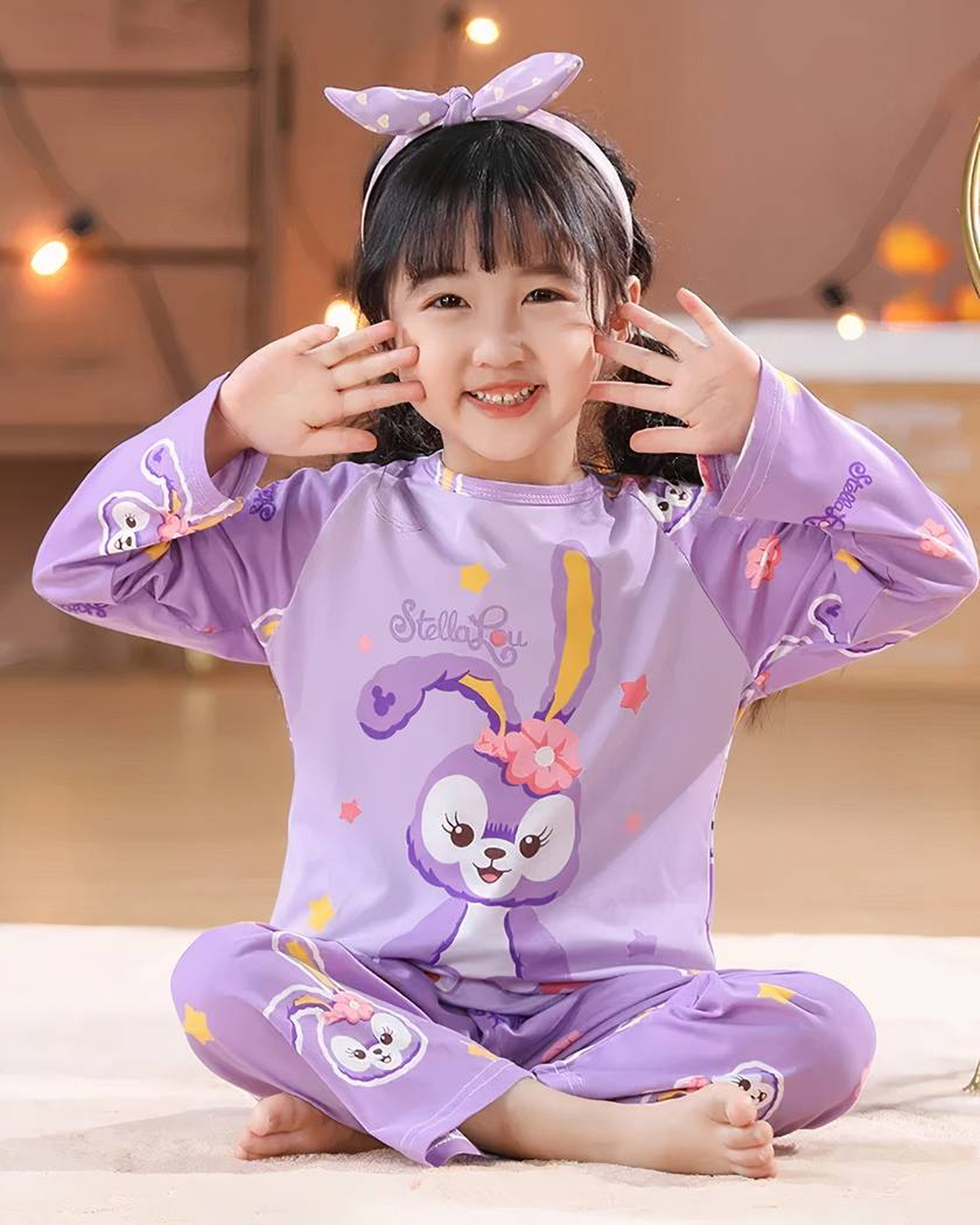 Fille souriante portant le pyjama violet à motif de lapin