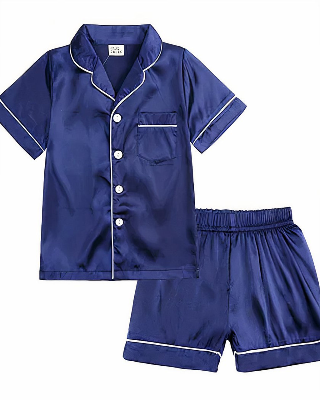 Ensemble de pyjama fille bleu marine posé à plat, chemise à manches courtes boutonnée et short assorti bordés d'un liseré blanc
