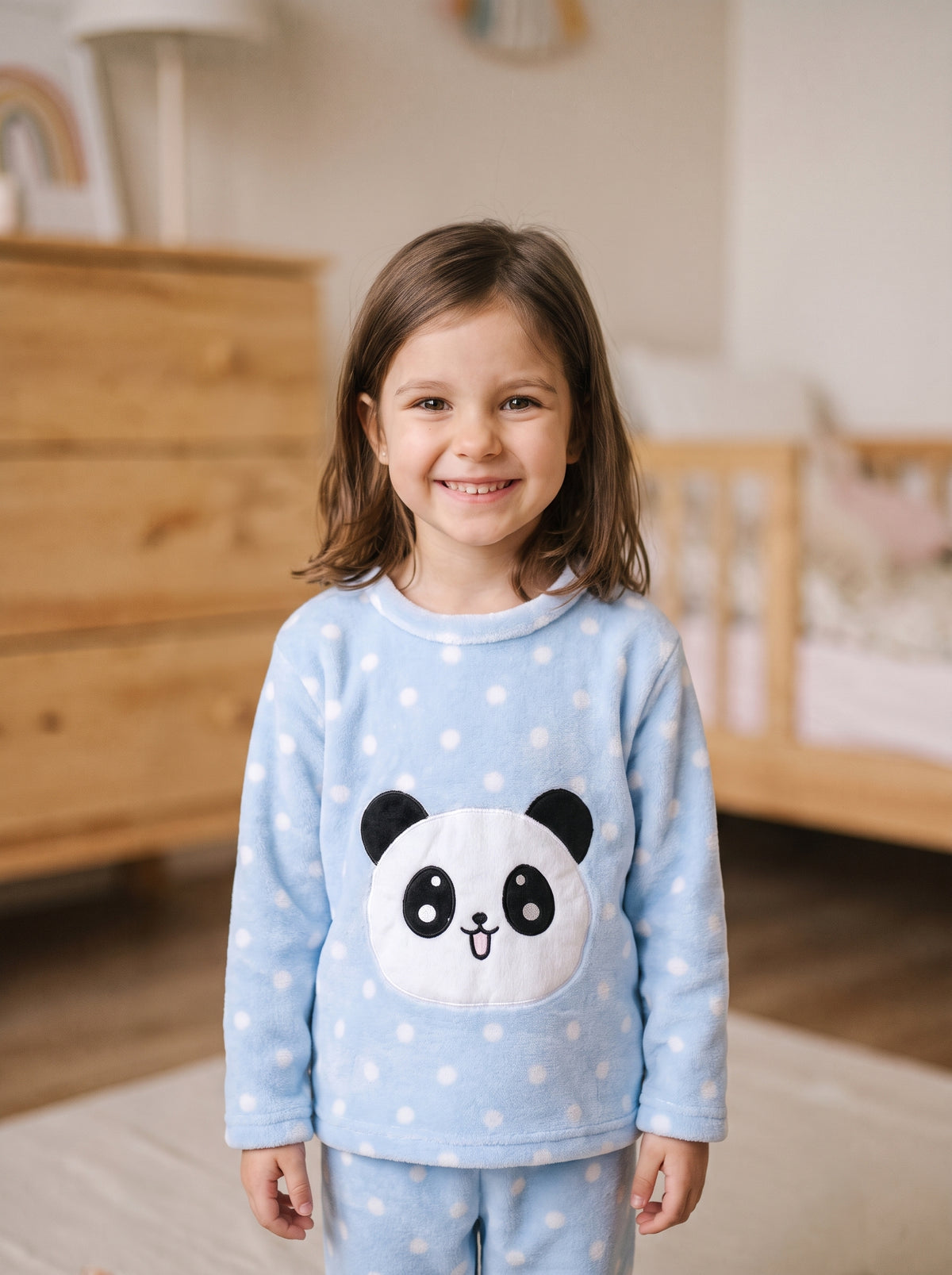 Petite fille portant le pyjama en flanelle bleu ciel a pois et panda cousu
