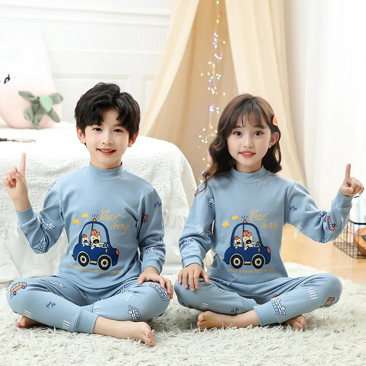 Deux enfants portent le pyjama garçon en coton bleu à motif de petites voitures