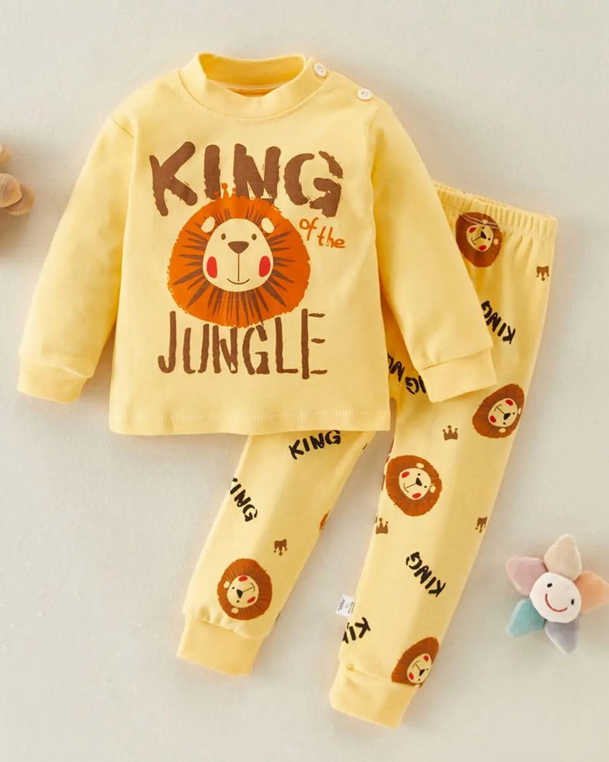 Ensemble pyjama garçon jaune à motifs de lions, haut et pantalon à plat