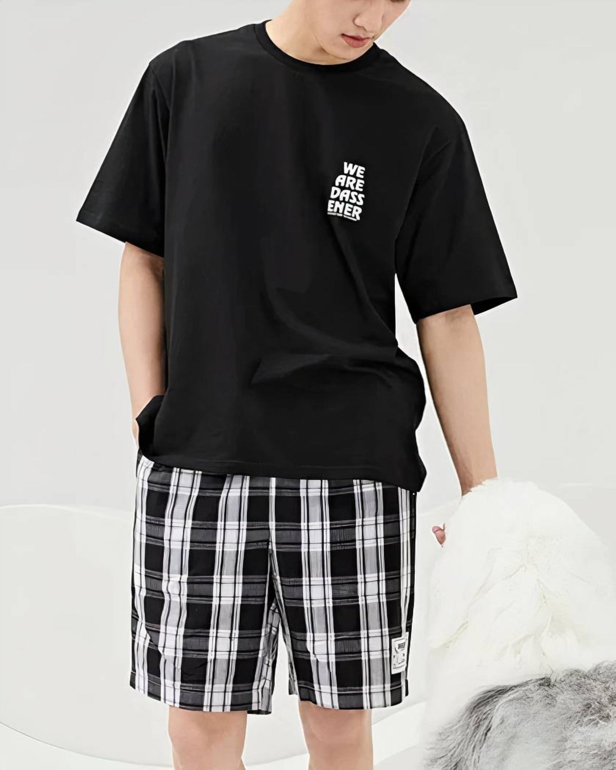 Pyjama homme en coton, t-shirt noir et short a carreaux, vue de trois quarts
