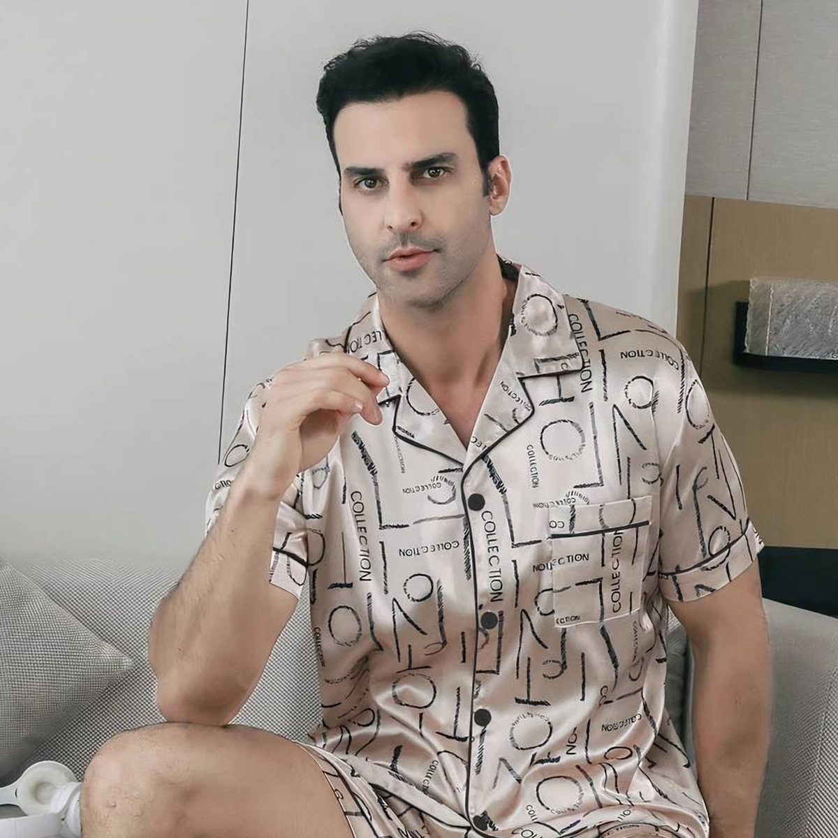 Col rabattu et haut boutonné du pyjama homme d’été imprimé