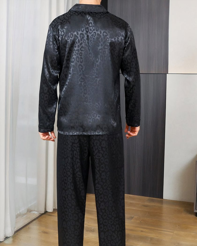 Pyjama homme en satin noir à motif léopard vu de dos, chemise et pantalon