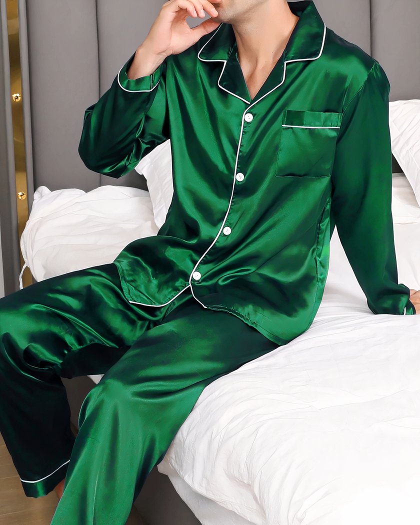 Pyjama homme en satin vert émeraude porté assis, liseré blanc à l'ourlet du pantalon