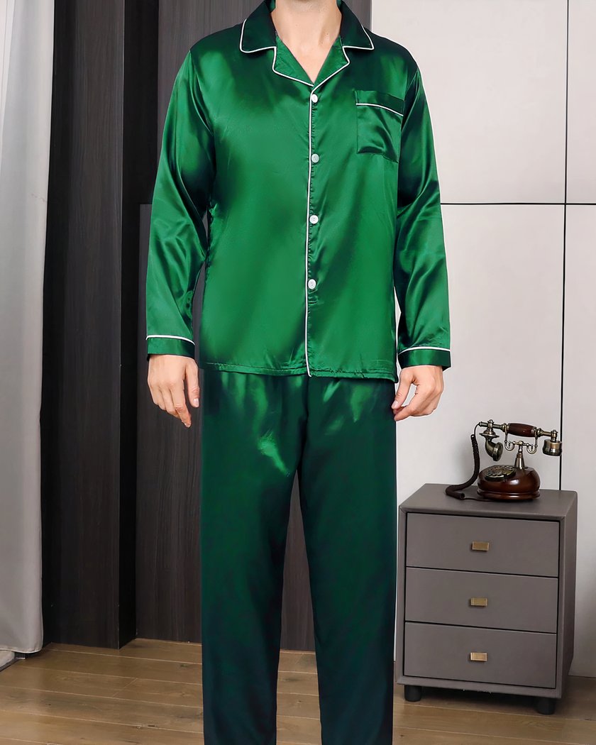 Ensemble pyjama homme en satin vert émeraude vu de face, boutons nacrés et passepoil blanc