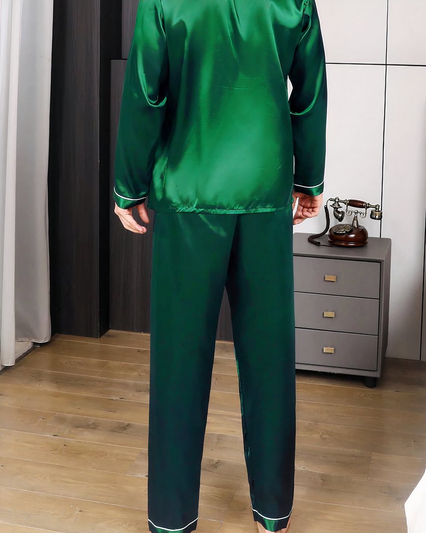 Pyjama homme en satin vert émeraude porté debout de dos, ensemble deux pièces coordonné