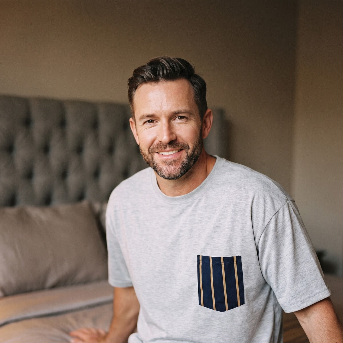 Homme souriant en pyjama été, plan rapproché visage et t-shirt oversize gris chiné Image