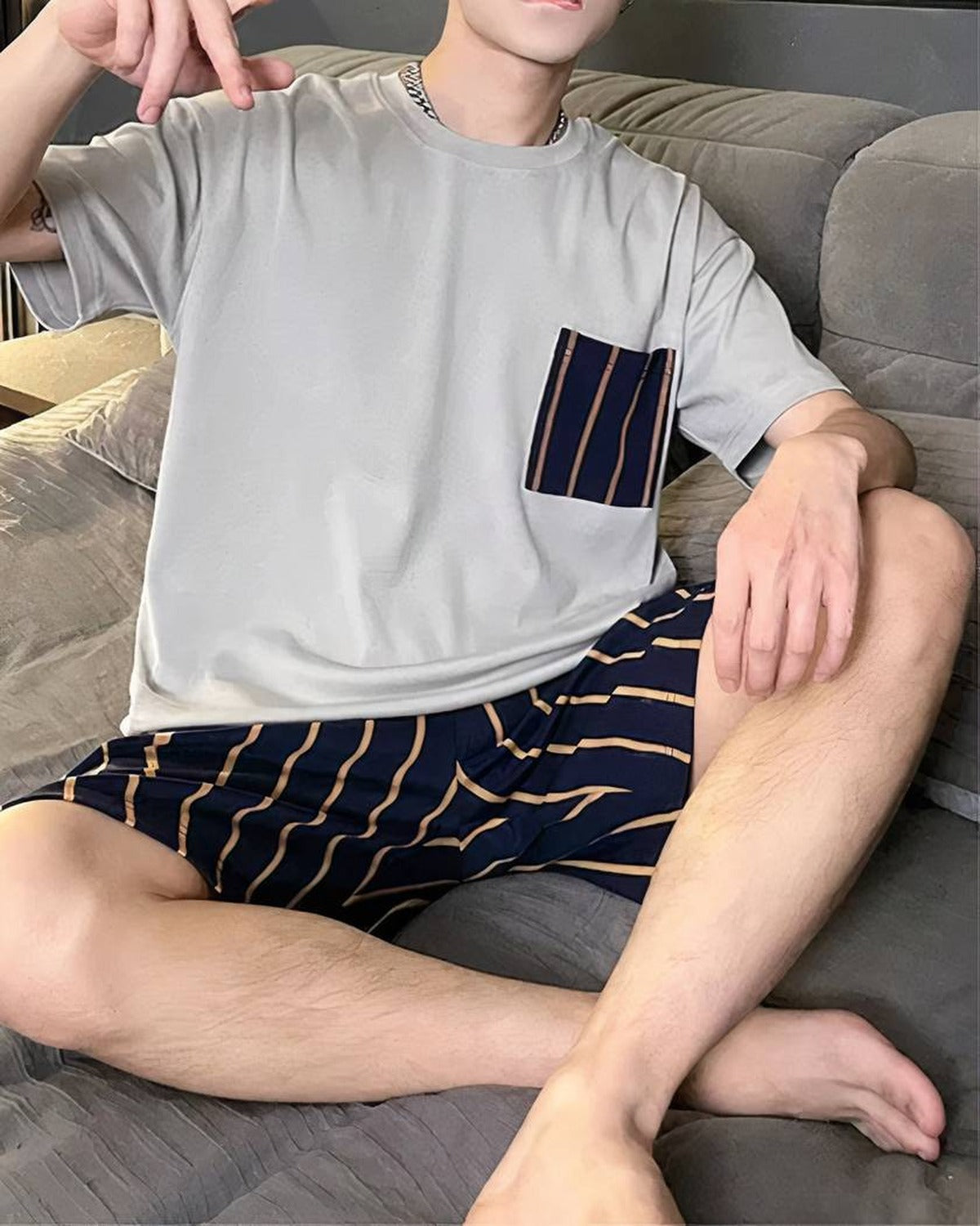 Ensemble pyjama homme été gris chiné porté, poche poitrine à rayures bleu marine et short assorti, photo fournisseur