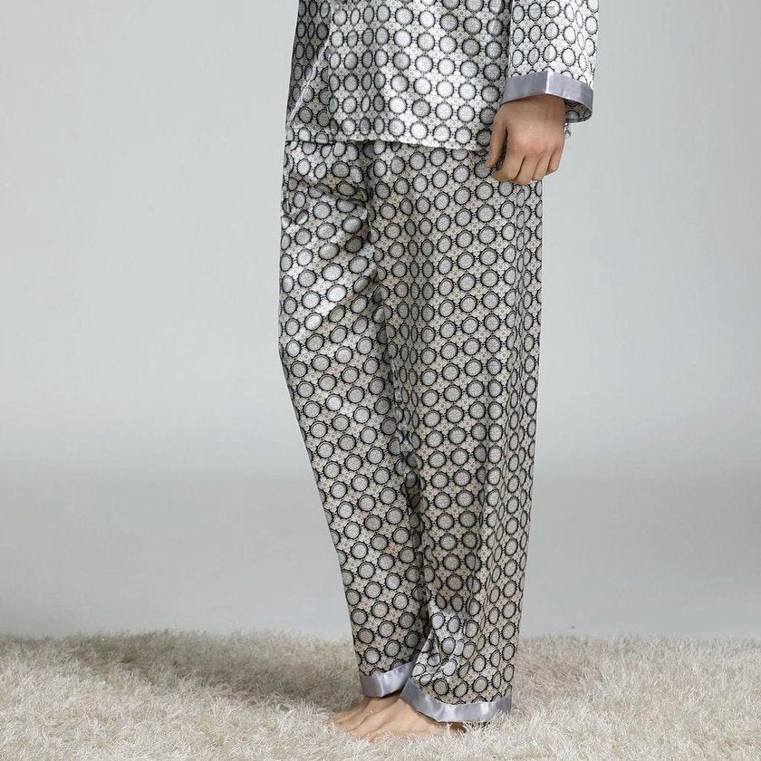 Pantalon du pyjama homme gris à motifs noirs dans une coupe qui accompagne les mouvements