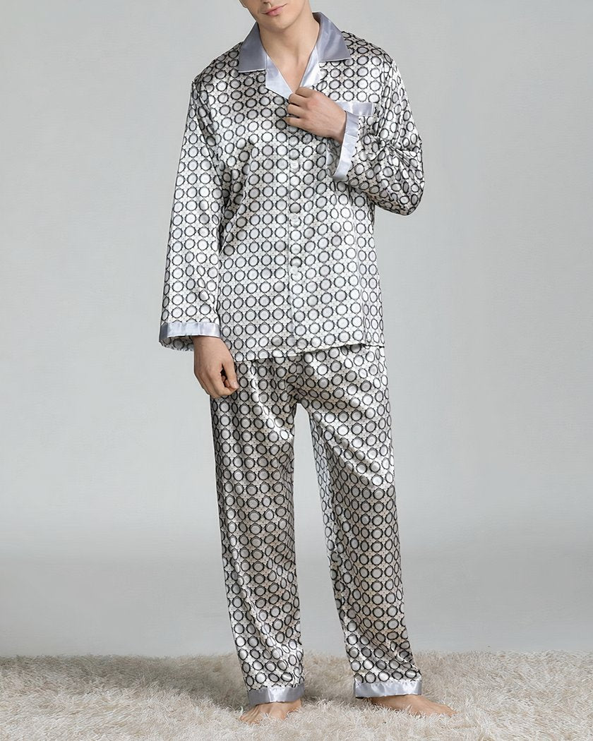 Pyjama homme gris à motifs noirs, haut boutonné et pantalon assorti