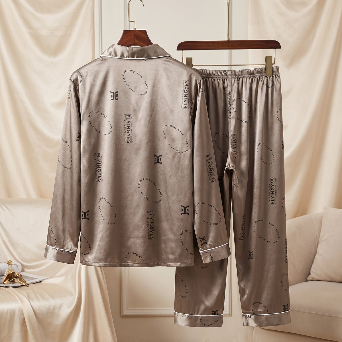 Pyjama homme satin taupe vu de trois-quarts sur cintre