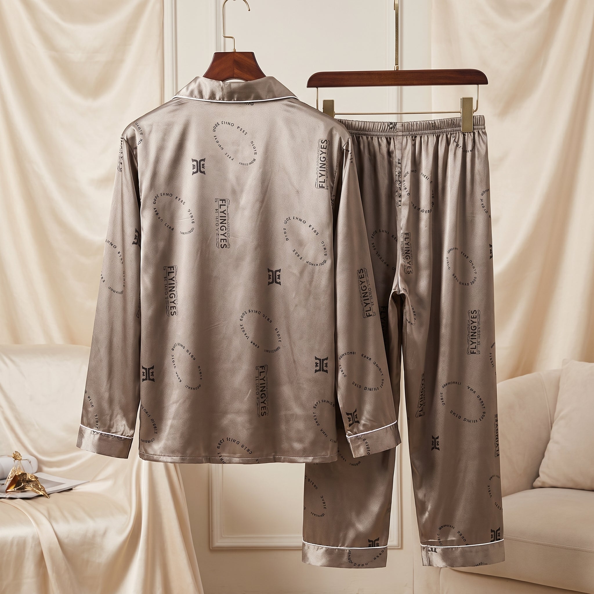 Pyjama homme satin taupe vu de trois-quarts sur cintre Image