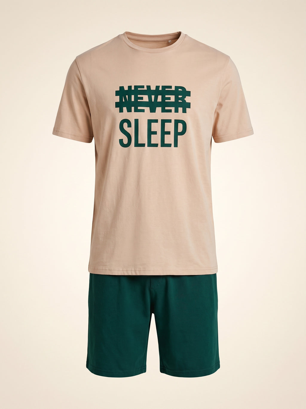 Pyjama homme avec t-shirt beige Never Sleep et short vert sur mannequin invisible