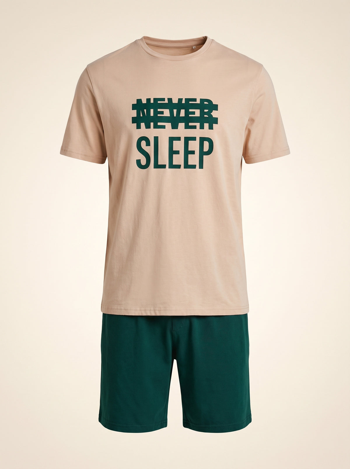 Pyjama homme avec t-shirt beige Never Sleep et short vert sur mannequin invisible