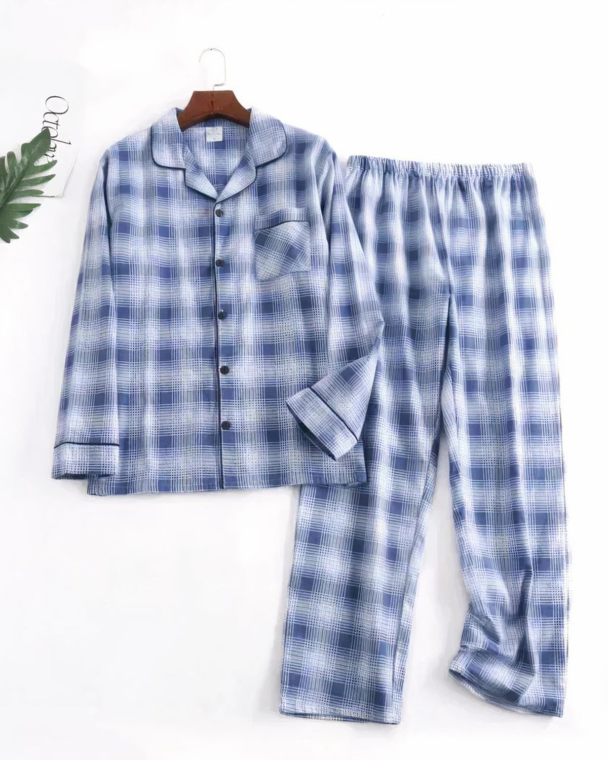 Ensemble de pyjama homme bleu à carreaux posé à plat, chemise boutonnée et pantalon à ceinture élastiquée
