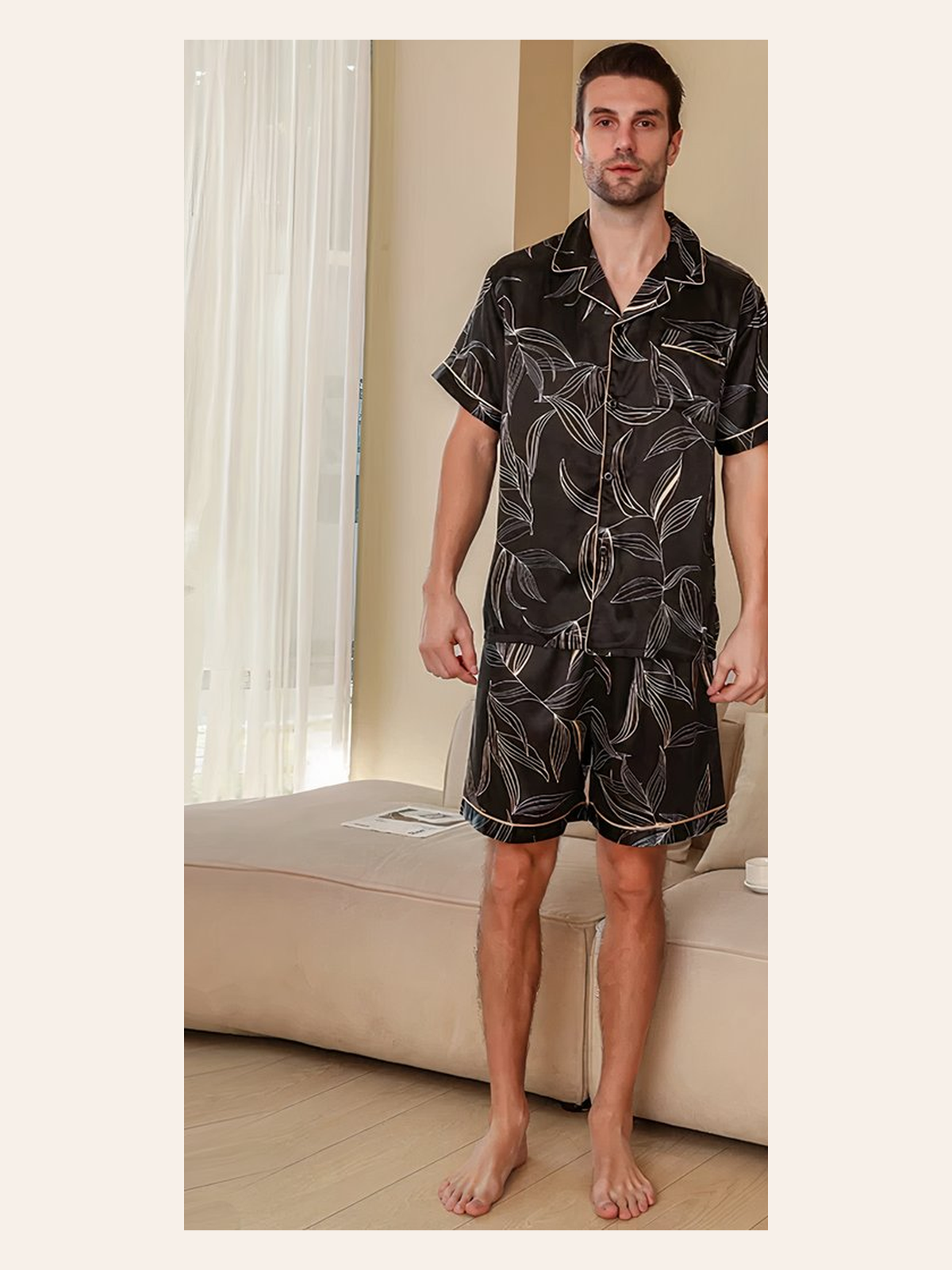 Homme en pyjama short noir à motif floral, vue complète de face