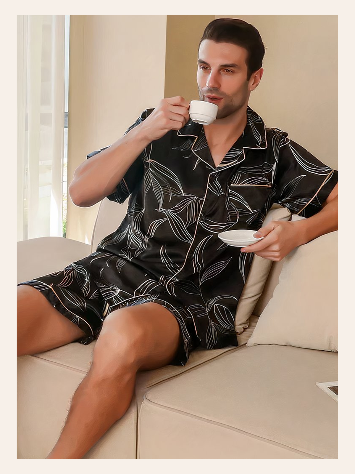 Homme assis en pyjama short noir à motif floral pendant une pause à la maison