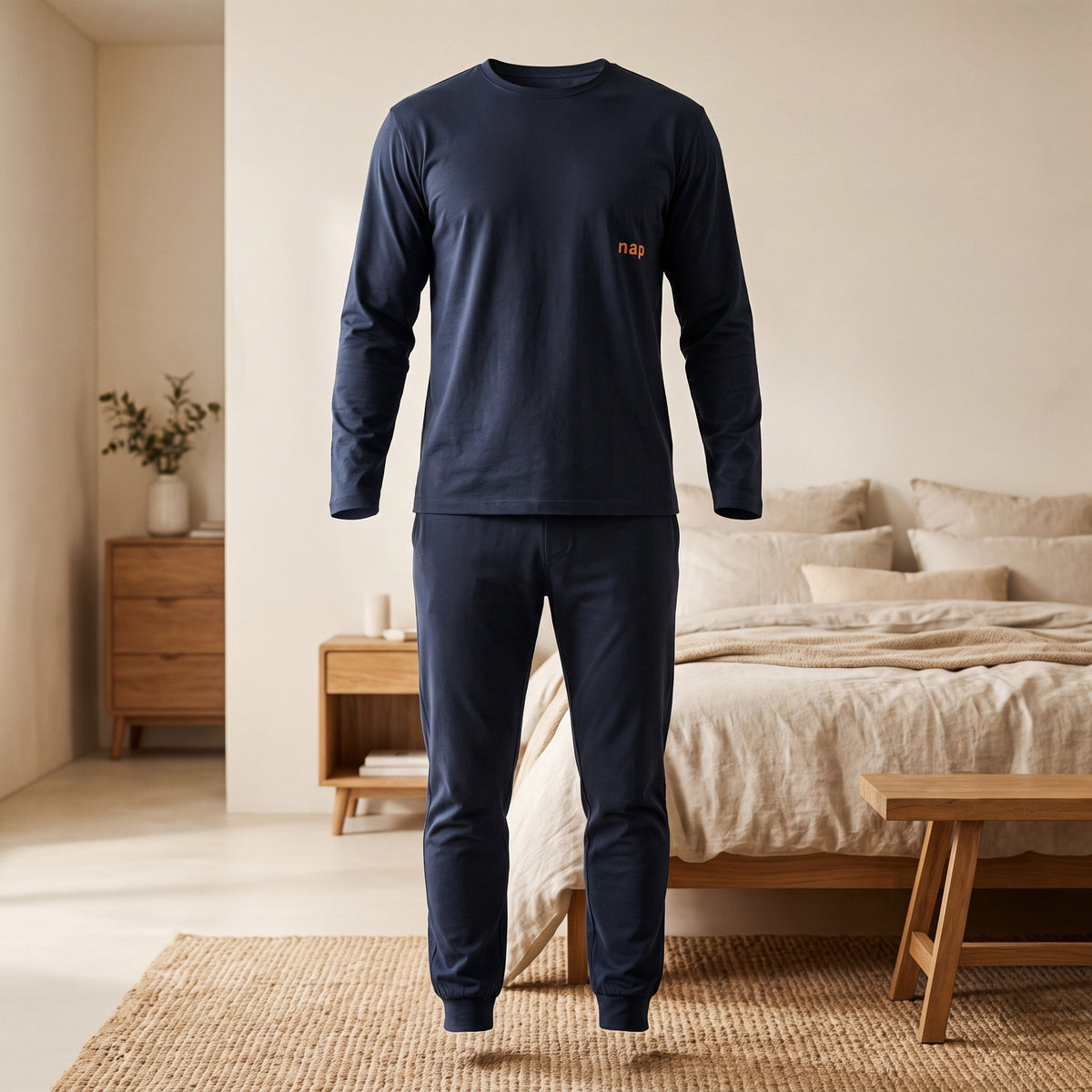 Pyjama homme hiver deux pièces bleu marine sur mannequin invisible, chevilles resserrées
