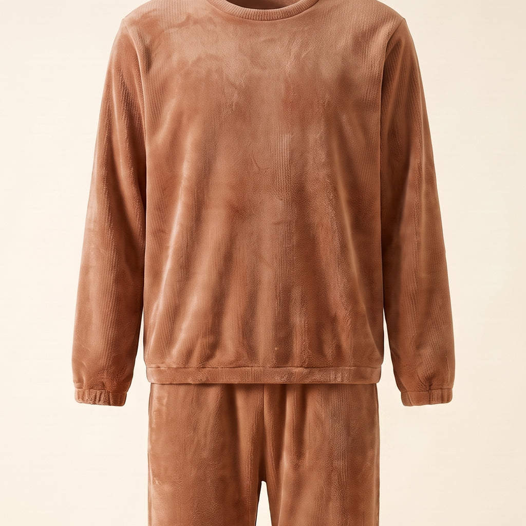 Texture velours et col rond du pyjama homme hiver, allure soignee