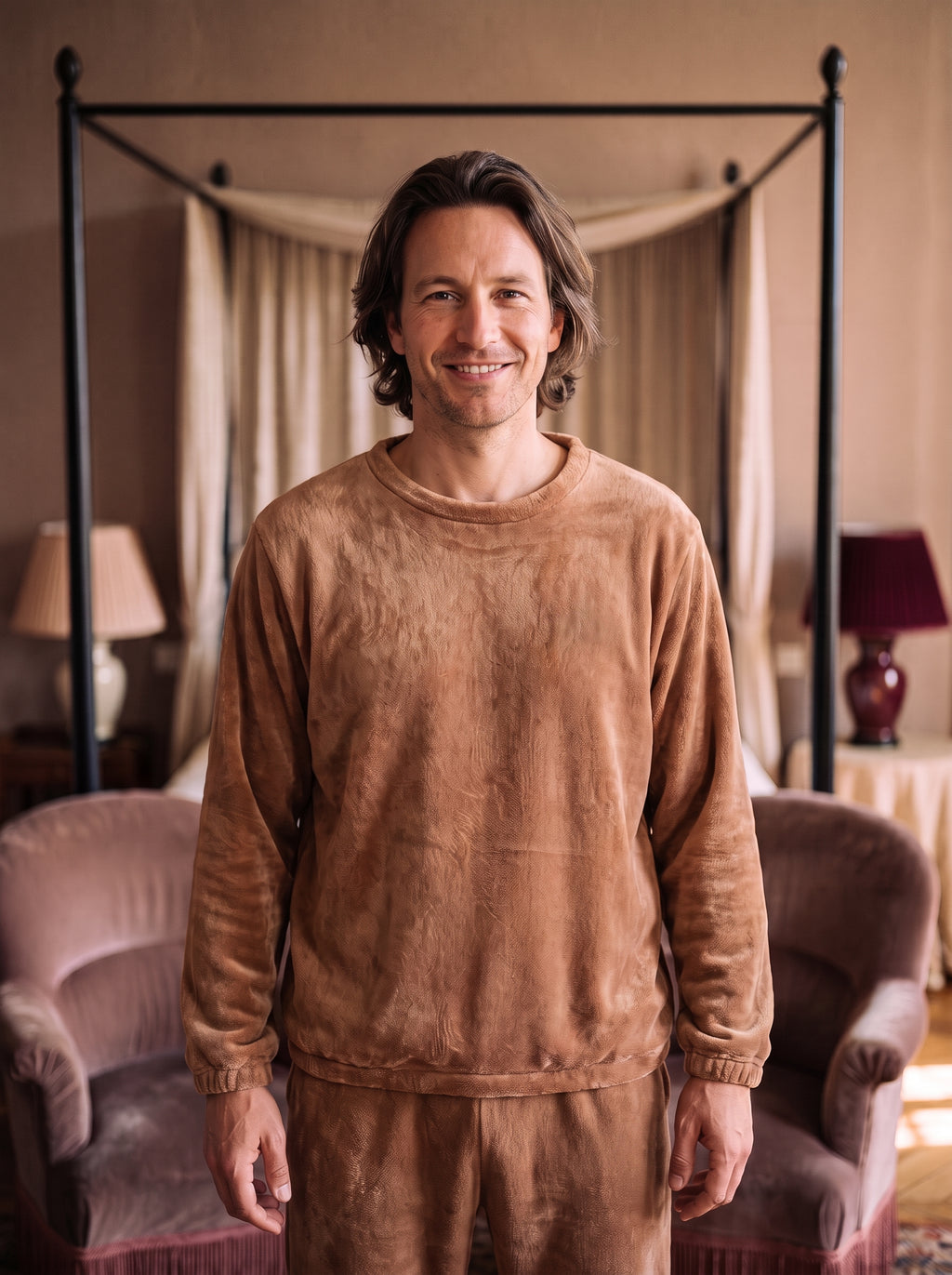 Homme souriant portant le pyjama homme hiver effet velours dans un boudoir