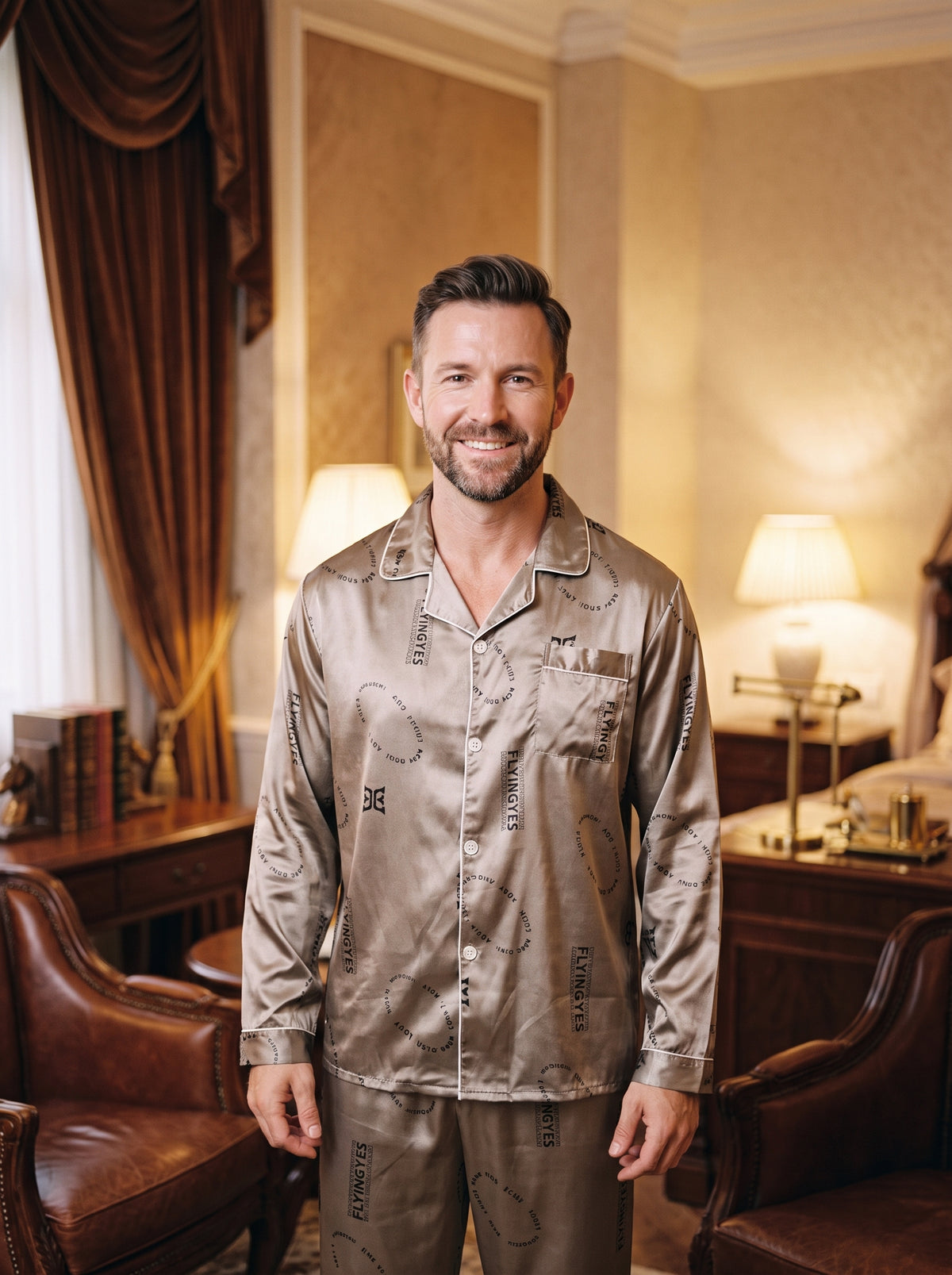 Pyjama homme hiver en satin taupe porté par un modèle souriant
