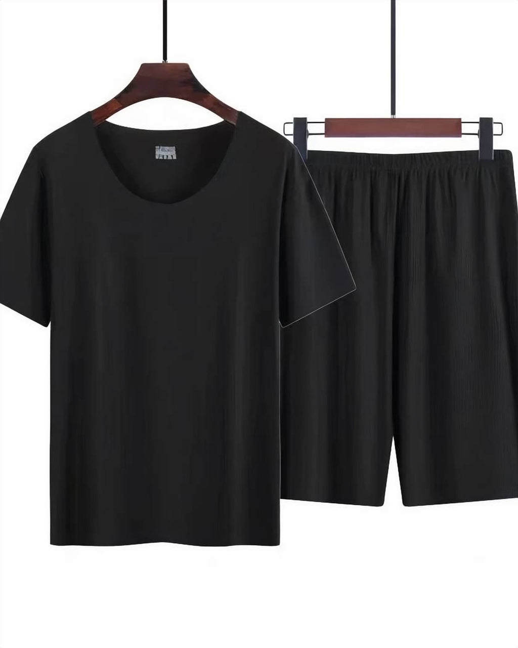 Ensemble pyjama homme noir a manches courtes, t-shirt et short sur cintres