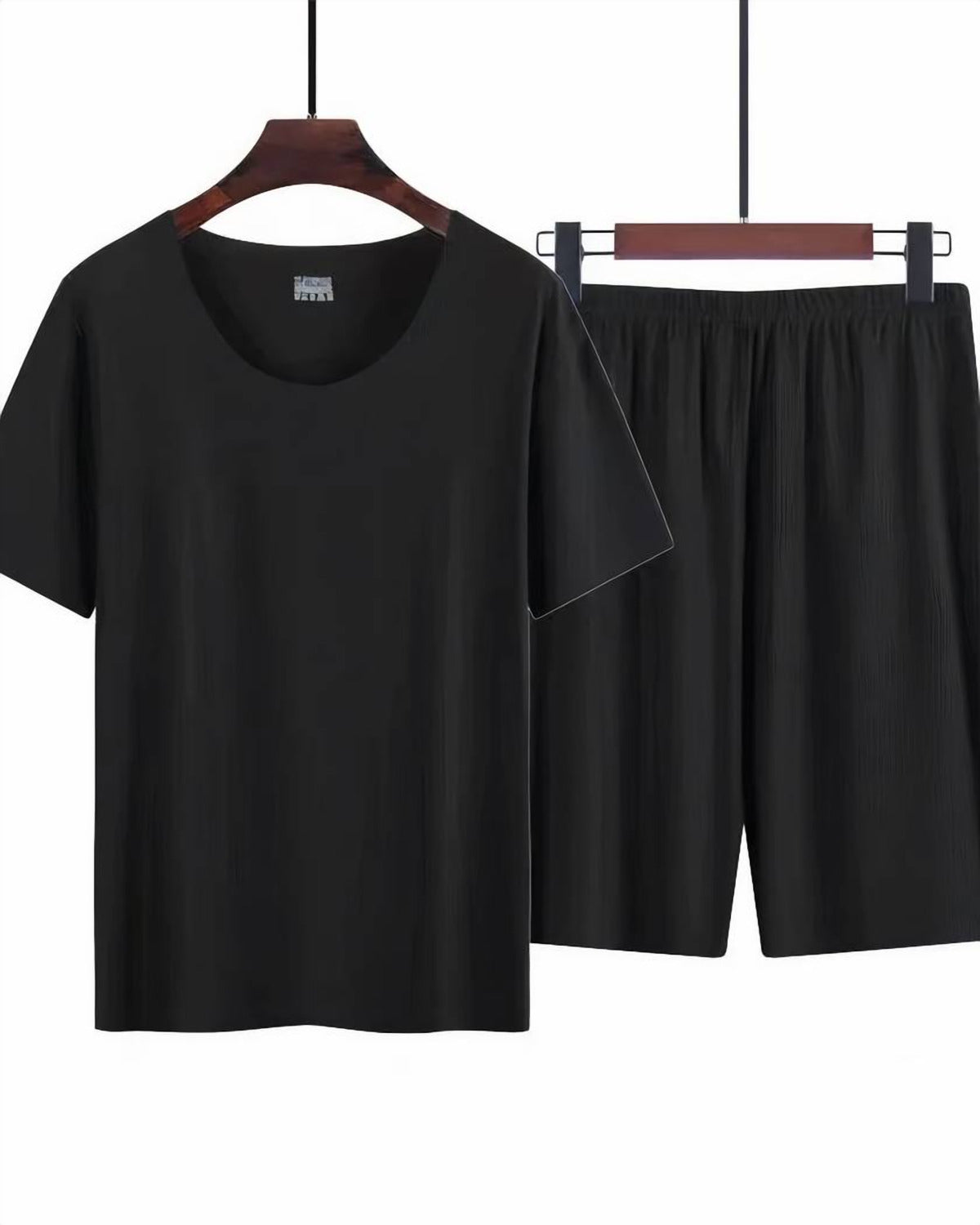 Ensemble pyjama homme noir a manches courtes, t-shirt et short sur cintres