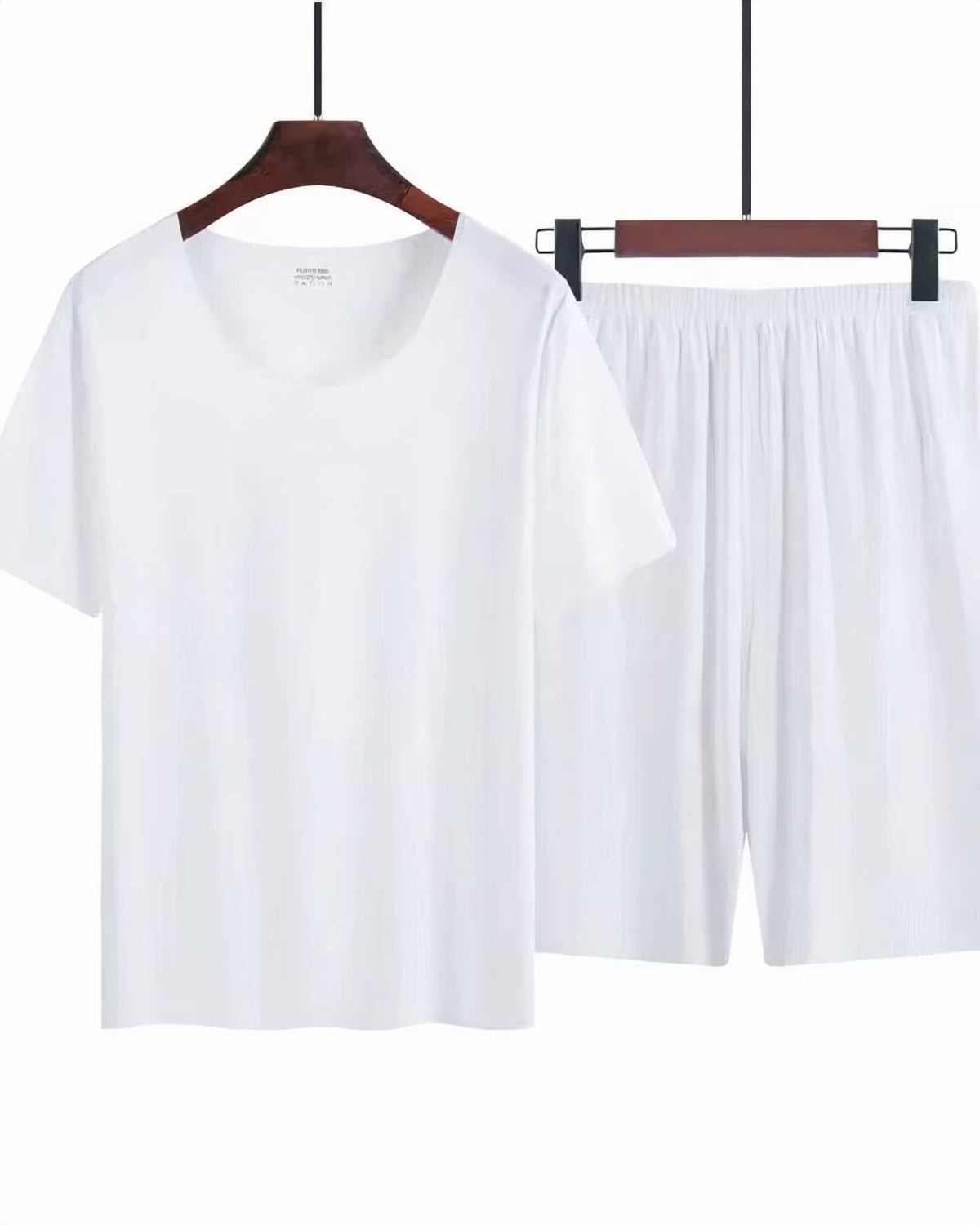 Ensemble pyjama homme blanc a manches courtes, t-shirt et short sur cintres