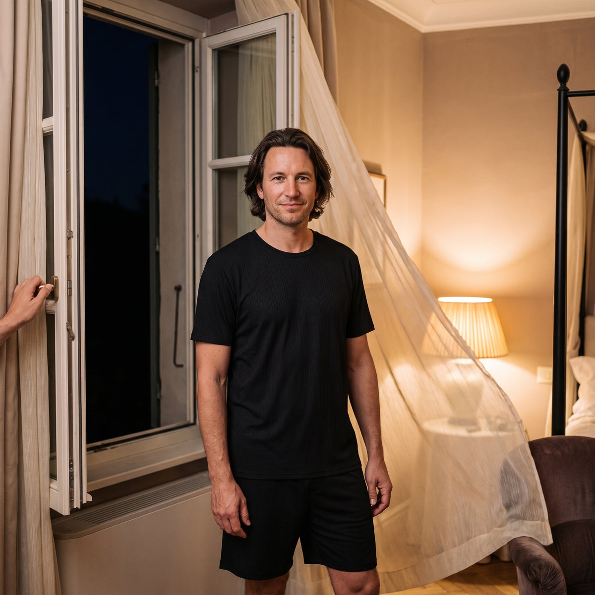 Bloc 3 pyjama homme leger : la fenetre ouverte par une nuit d ete