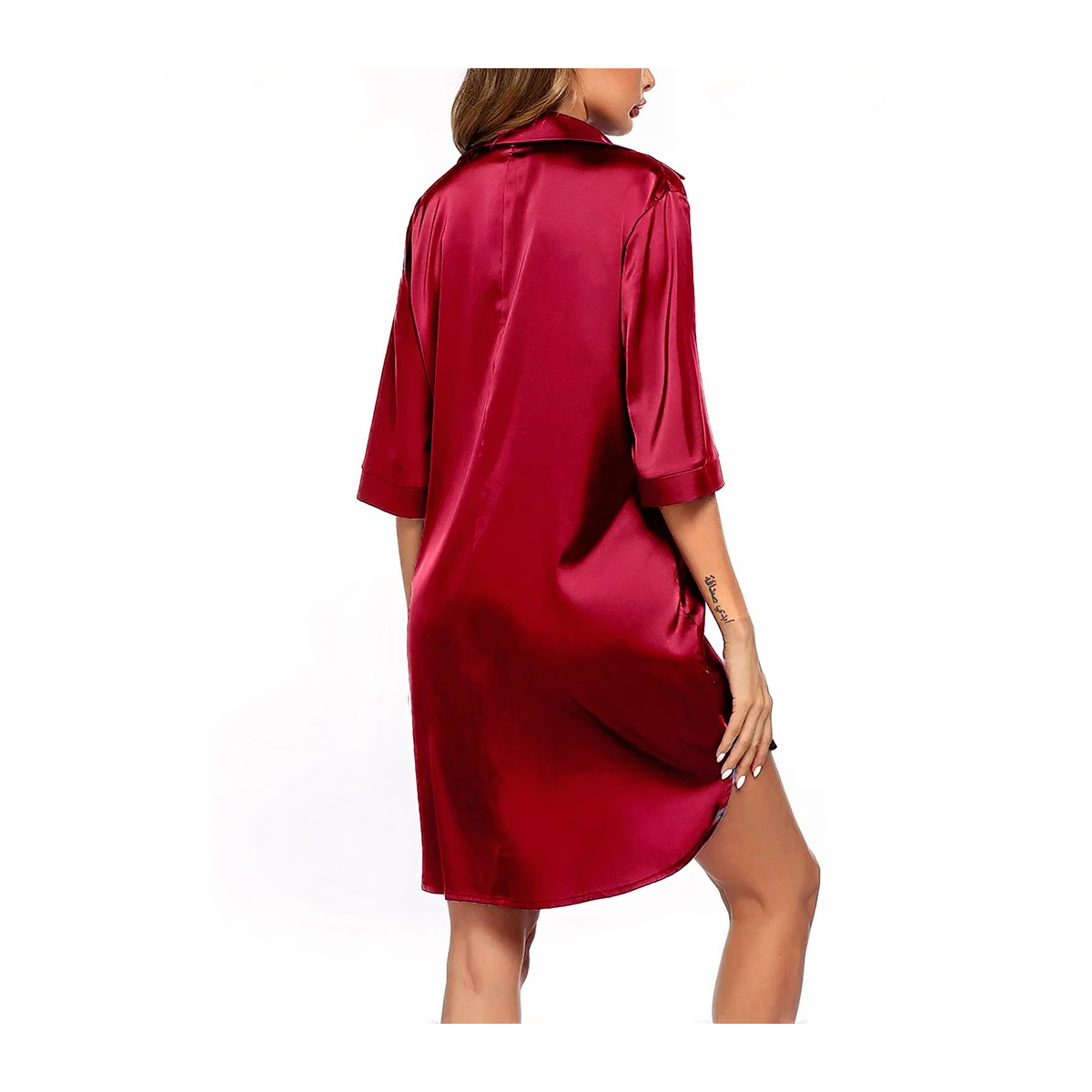 Dos arrondi et manches au coude de la robe de chambre satinée rouge