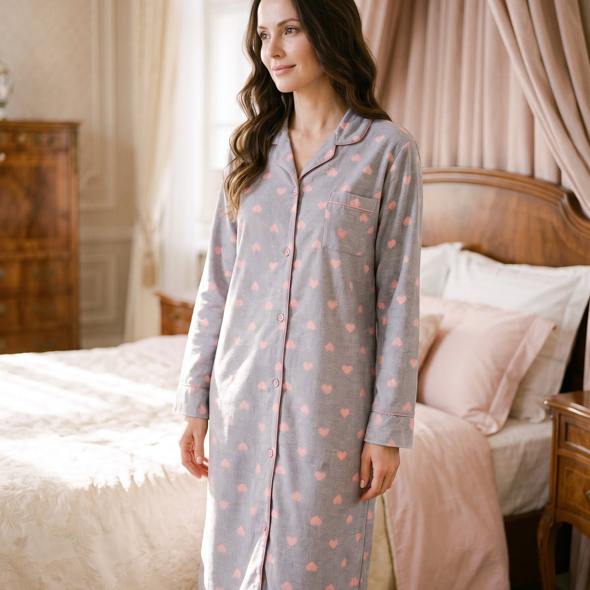 Le confort tendre d'un coton à coeurs — Robe de Nuit en Coton Gris à Imprimé Coeurs Roses
