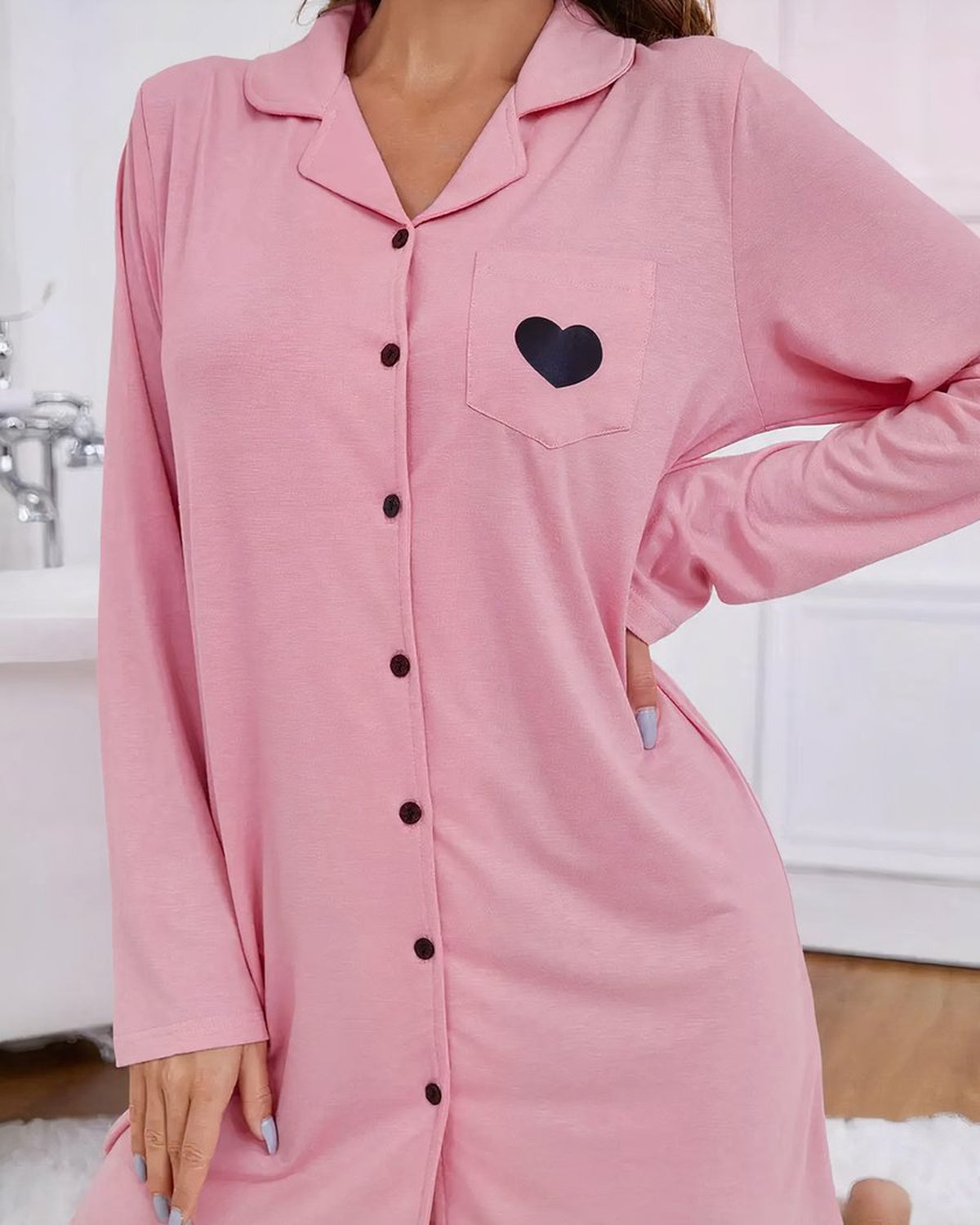 Robe de chambre rose vue de près, poche poitrine et alignement des boutons
