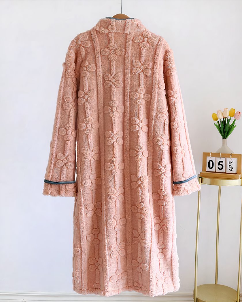 Robe de chambre boutonnée rose vue de dos, motif floral en relief sur toute la pièce