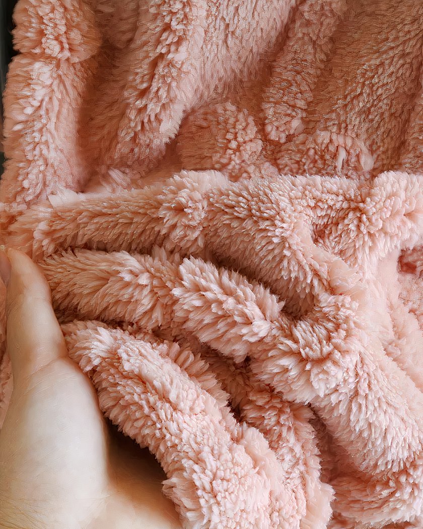 Gros plan de la flanelle rose moelleuse et de son motif floral en relief