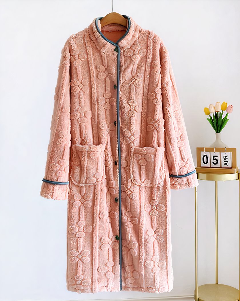 Robe de chambre boutonnée rose présentée sur cintre, vue de face, poches plaquées
