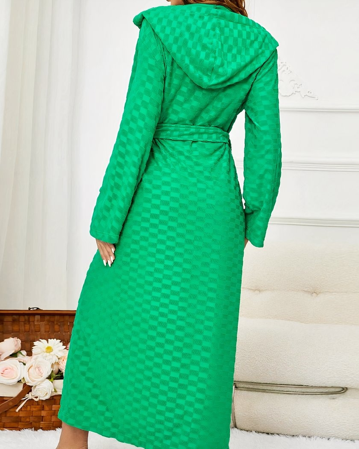 Robe de chambre femme verte longue à capuche et damier, vue portée de dos
