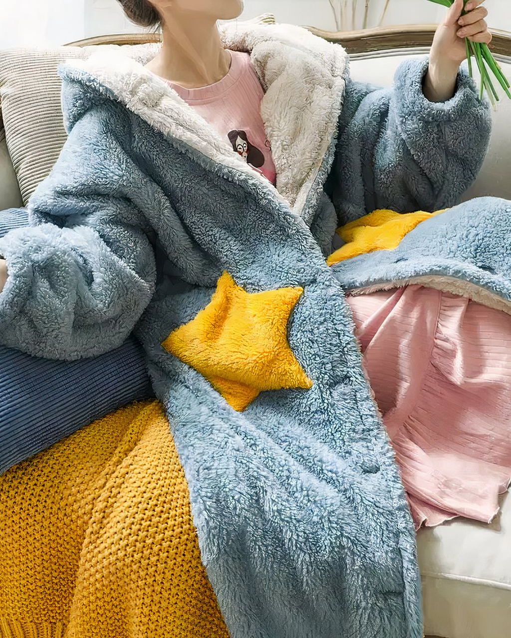 Robe de chambre polaire portée assise, capuche et poche étoile
