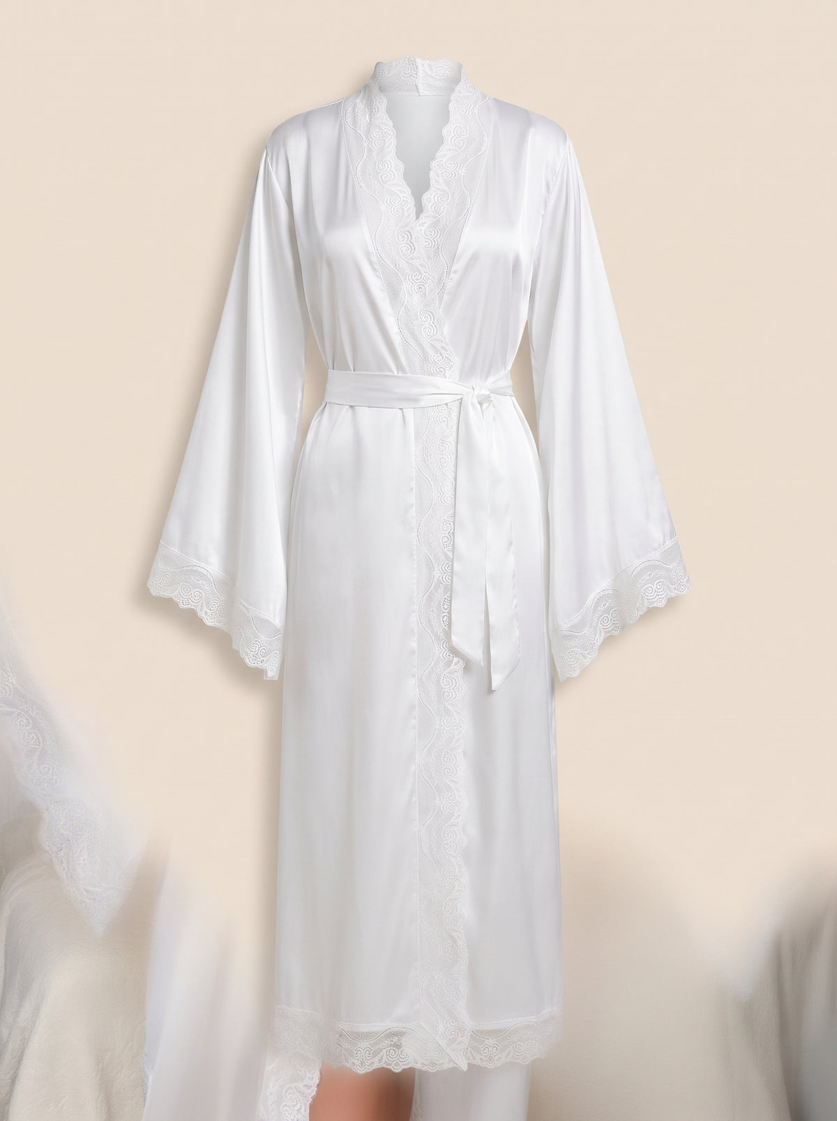 Robe de chambre blanche en satin en mannequin invisible, coupe portefeuille et dentelle