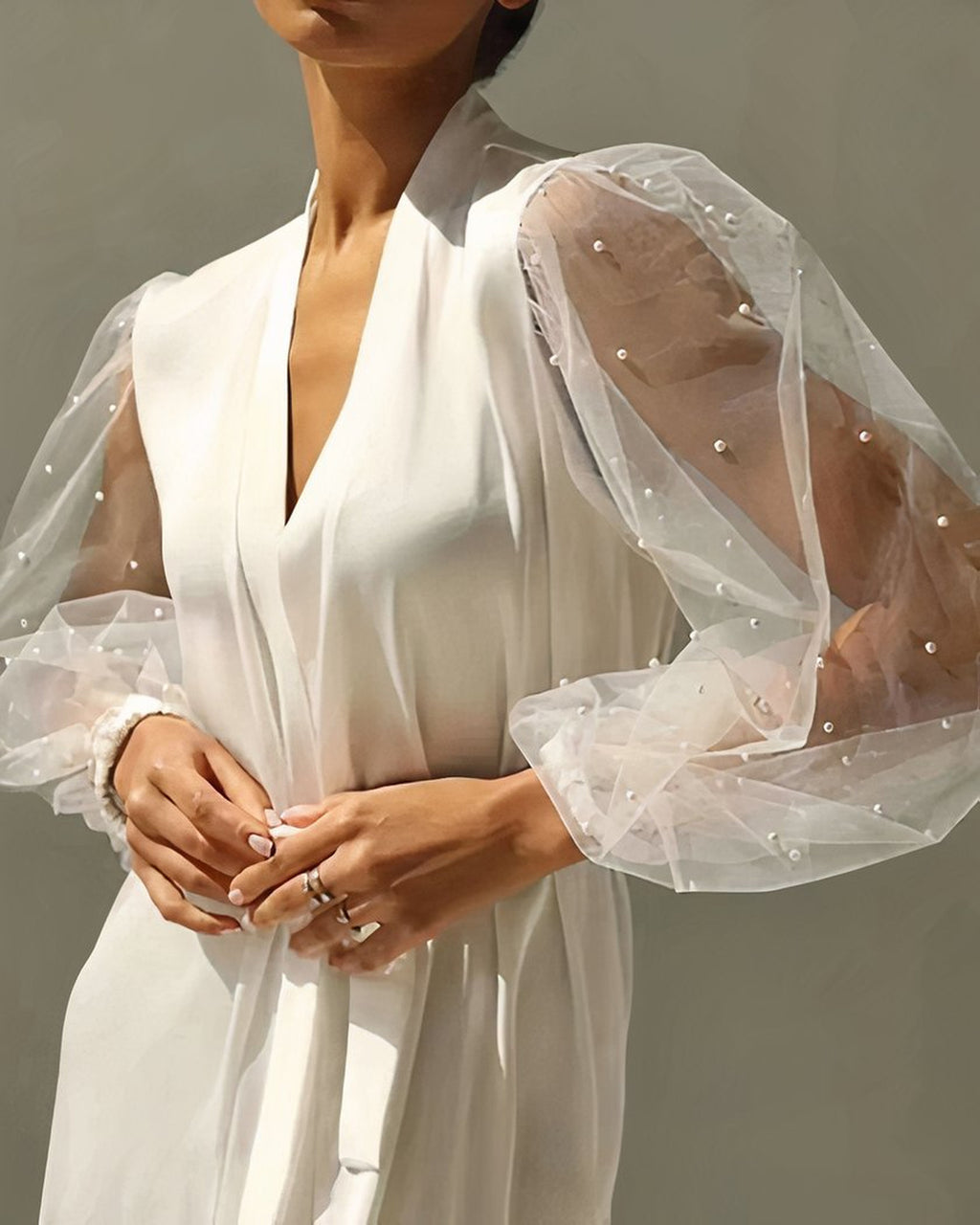 Les manches bouffantes de tulle et le buste croisé