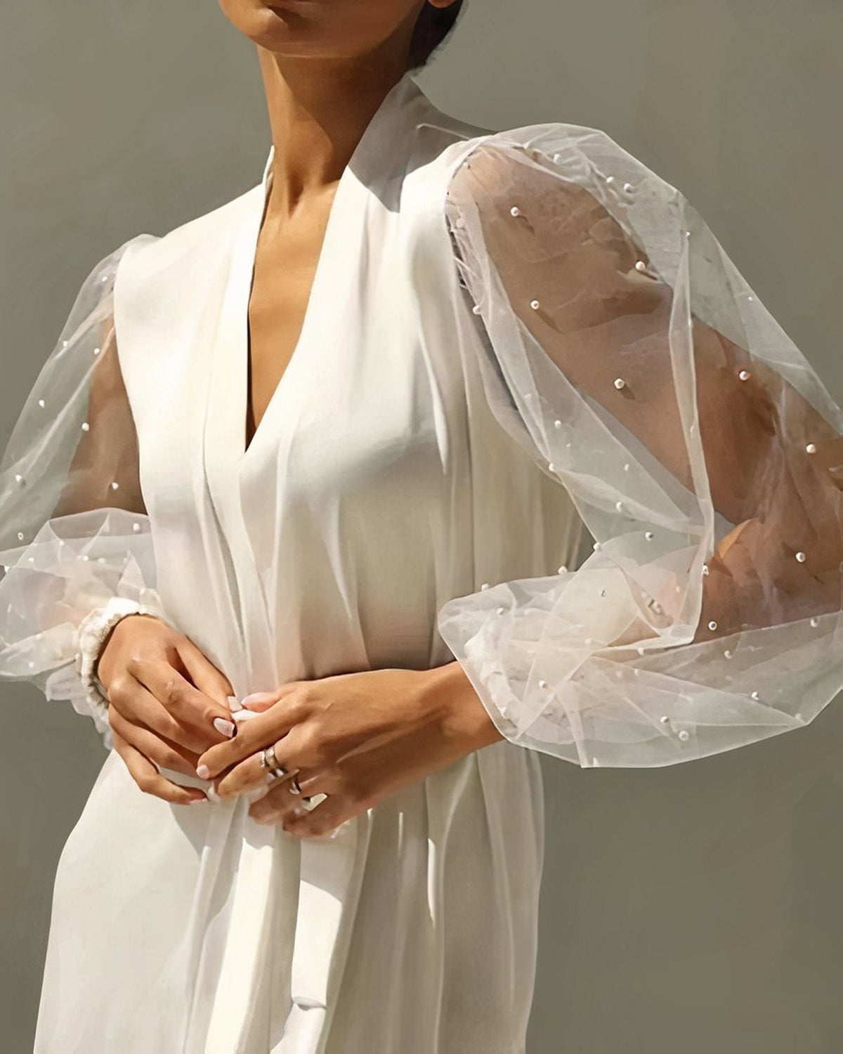 Les manches bouffantes de tulle et le buste croisé