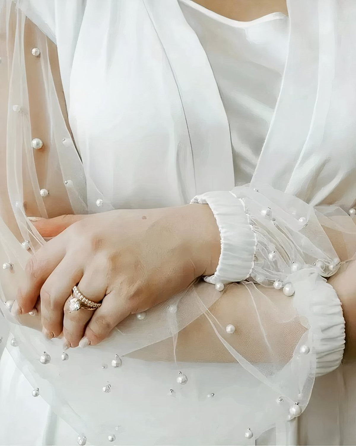 Le tulle perlé et le poignet vus de près