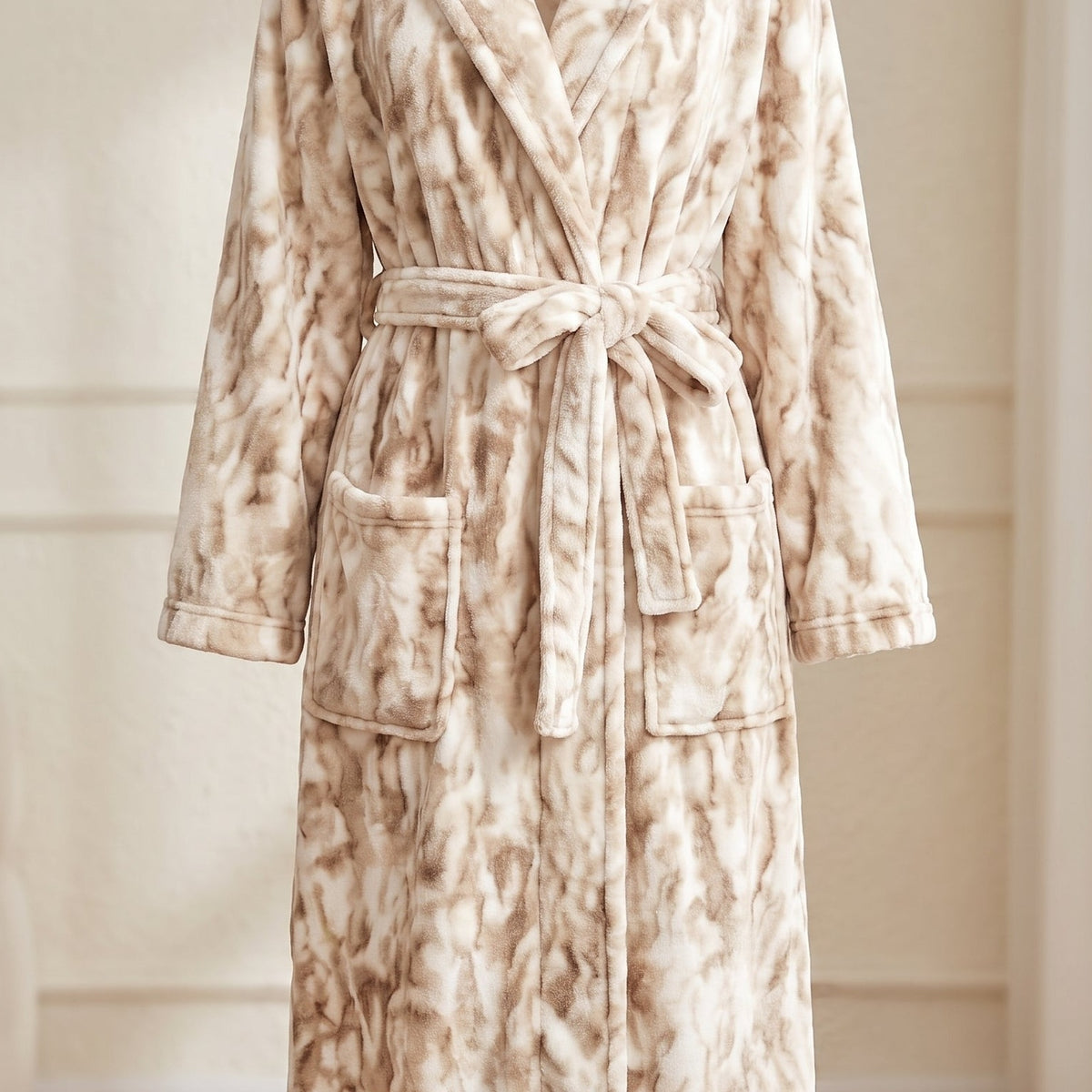 Robe de chambre beige présentée de face pour une allure élégante à la maison
