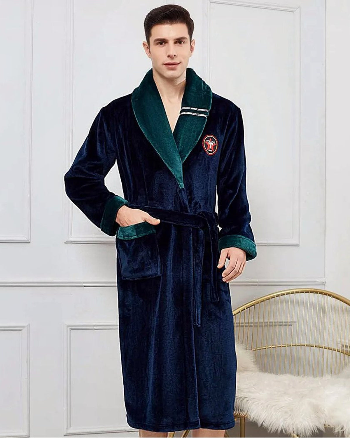 Robe de chambre homme en velours portée debout, longueur au mollet